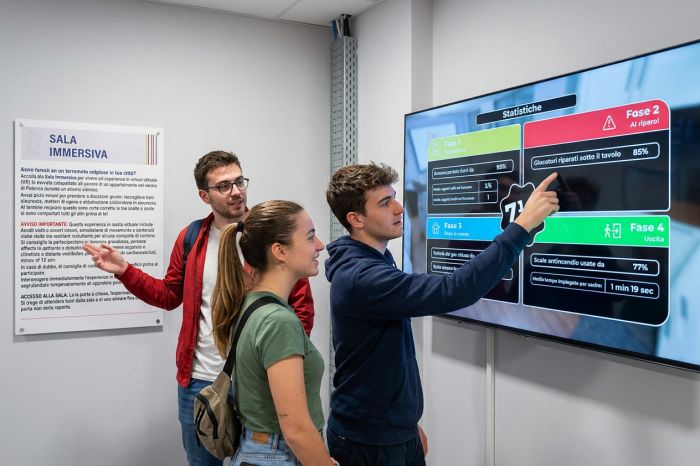 giovani studenti in visita alla mostra