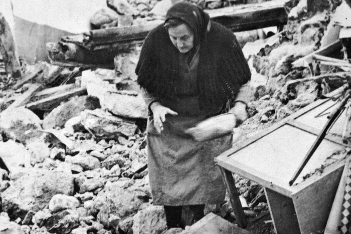 Una donna recupera degli oggetti dai resti dell’abitazione Foto di Rosario Genovese, tratta dal libro di Vittorio Sabìa
