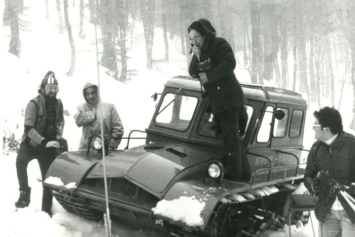 Una donna recupera degli oggetti dai resti dell’abitazione Foto di Rosario Genovese, tratta dal libro di Vittorio Sabìa